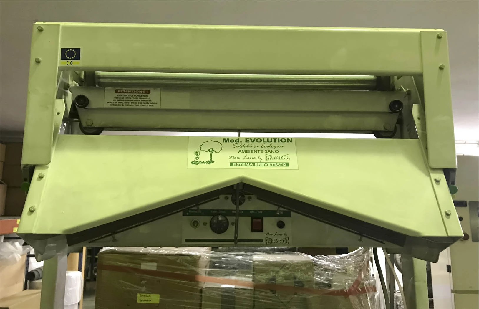 Intecsum embolsadora-neumatica-con-pie-marca-artmecc-modelo-pcl-con-porta-rollo-en-el-suelo-y-ruedas-2